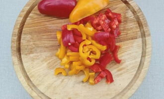Ta bort frön från paprika och skär i små tärningar.