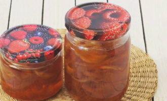 Ibuhos ang jam sa mga garapon. Isara gamit ang mga takip, balutin sa isang kumot at iwanan hanggang sa ganap na lumamig.