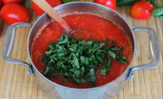 Pagkatapos ay idagdag ang pinong tinadtad na basil sa sarsa, pukawin at lutuin ng isa pang 5 minuto.