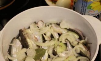 Häll i vegetabilisk olja och vinäger, täck behållaren med ett lock och sätt i brand: håll på brännaren i 3-4 timmar med en långsam bubbling.Om vätskan har avdunstat och ingredienserna bränner till, tillsätt lite vatten.