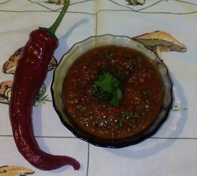 Adjika met tomatenpuree voor de winter