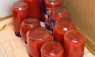 We inspecteren de potten om te zien of de saus lekt, plaatsen ze op de deksels en wikkelen ze in een deken. Na langzaam afkoelen verplaatsen we de werkstukken naar de conserveringskast. Wij gebruiken de saus waarvoor hij bedoeld is. Eet smakelijk!