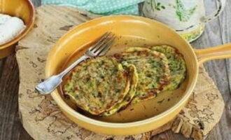 Maghurno sa isang preheated oven sa loob ng 15 minuto, at pagkatapos ng ilang sandali, maingat na alisin ito, gumamit ng spatula upang i-on ito sa kabilang panig at kayumanggi para sa isa pang 10 minuto. Itaas ang mga zucchini pancake sa iyong paboritong sarsa. Bon appetit!