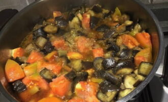 Adăugați sare, zahăr și oțet în legume.