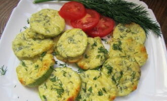 Els carbassons amb rodanxes de formatge al forn ja estan a punt. Serviu-los a taula, adornats amb verdures!