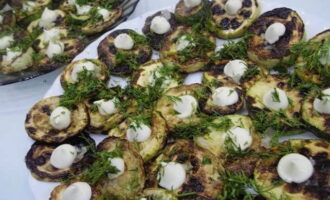 Stekt zucchini med majonnäs och vitlök i en stekpanna är klar. Servera och prova!