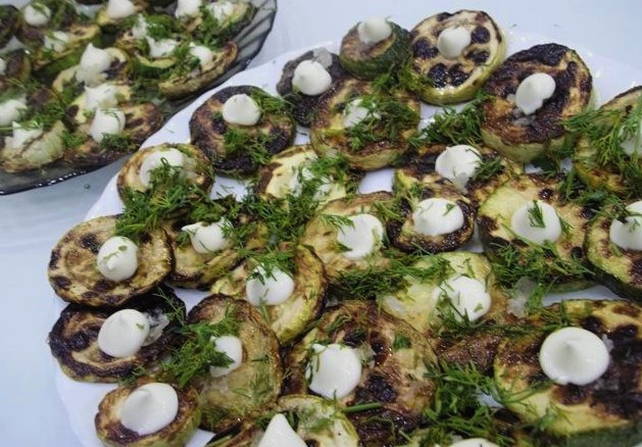 Zucchini med majonnäs och vitlök i en stekpanna