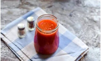 Distribuïu la deliciosa salsa en pots esterilitzats prèviament i tanqueu-los bé.