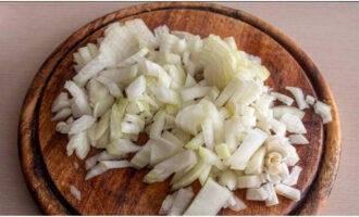 Időveszteség nélkül hámozzuk meg a hagymát rétegenként, és vágjuk apróra. Időveszteség nélkül hámozzuk meg a hagymát rétegenként, és vágjuk apróra.