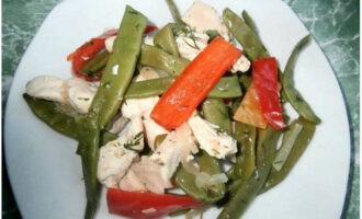 Handa na ang green bean at chicken salad. Maaari mo itong ihain at subukan!
