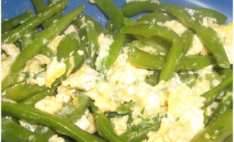 Ang mga sariwang green beans na may itlog sa isang kawali ay handa na. Ihain at magsaya!
