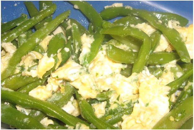 Green beans na may itlog sa isang kawali