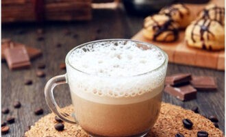 Cà phê Raf đã sẵn sàng ở nhà. Đổ vào cốc và nếm thử.