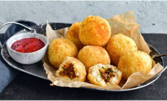 Arancini theo công thức cổ điển đã sẵn sàng. Tự lo lấy thân!
