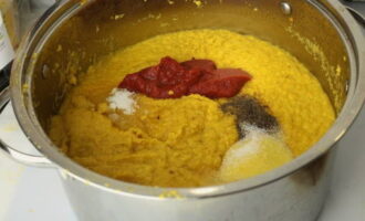 Na een tijdje is het nodig om de groentemassa op smaak te brengen met zout, peper en kristalsuiker, en ook op smaak te brengen met tomatenpuree van hoge kwaliteit. Roer en kook de groenten gedurende 20 minuten. Het proces vindt plaats onder een gesloten deksel en onder regelmatig roeren.