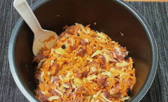 Ladda fläsk och hackade grönsaker i multicooker-behållaren. Salta, krydda med berberis och kryddor efter önskemål. Häll i vegetabilisk olja och blanda.