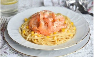 Linguine med räkor i krämig sås är klar. Servera till bordet!