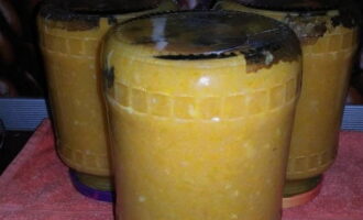 Ang squash caviar na may mga karot at sibuyas ay handa na para sa taglamig. Dalhin ito para sa imbakan!