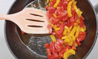 Stek paprikan i vegetabilisk olja i ett par minuter.