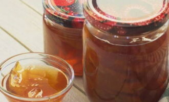Ang transparent na amber jam mula sa mga peras sa mga hiwa ay handa na. Maaari mo itong alisin para sa imbakan!
