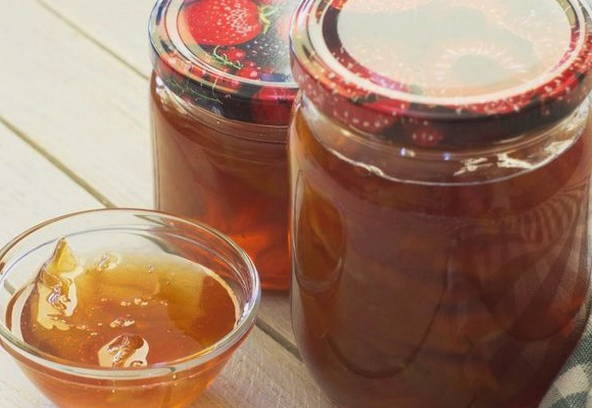 Amber pear jam sa mga hiwa para sa taglamig
