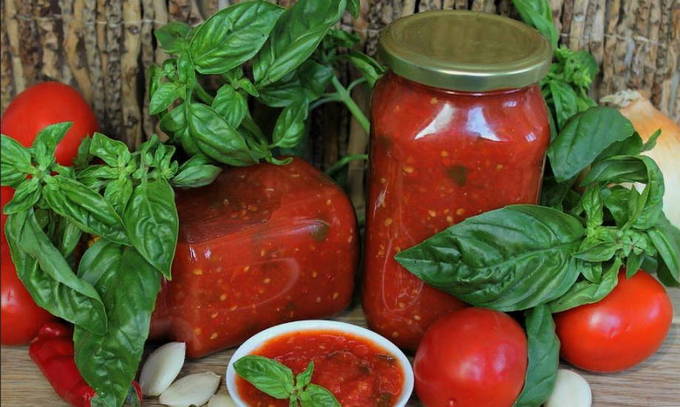 Tomato at bell pepper sauce para sa taglamig
