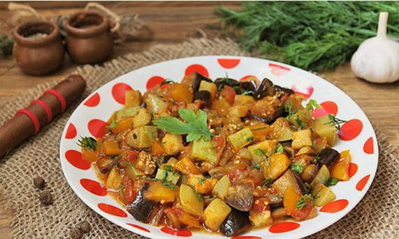 Rau hầm với bí xanh, cà tím, ớt và cà chua