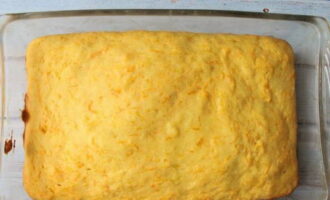 Maghurno ng delicacy sa loob ng 35-40 minuto sa temperatura na 180 degrees. Pagkatapos ay maingat na alisin mula sa oven at palamig nang bahagya.