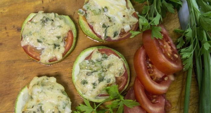 Zucchini na may keso at mga kamatis sa oven