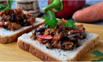 Chúng tôi phục vụ thức ăn và phục vụ nó tại bàn. Chúc ngon miệng! 