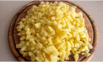 A burgonyát meghámozzuk, megmossuk és apró kockákra vágjuk. A burgonyát meghámozzuk, megmossuk és apró kockákra vágjuk.