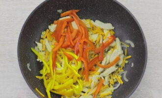 Doe vervolgens de gesneden paprika in de pan en bak 2-3 minuten op hoog vuur. Door deze manier van frituren blijven de groenten knapperig.
