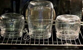 Sterilizați uscat borcanele mici și curate. Se fierb capacele.