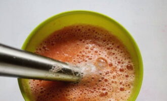Alisin ang balat mula sa mga kamatis at katas ang pulp gamit ang isang immersion blender.