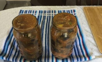 Turnați tratarea fierbinte în borcane sterilizate. Acoperiți bucățile cu capace și lăsați timp de 10 minute.