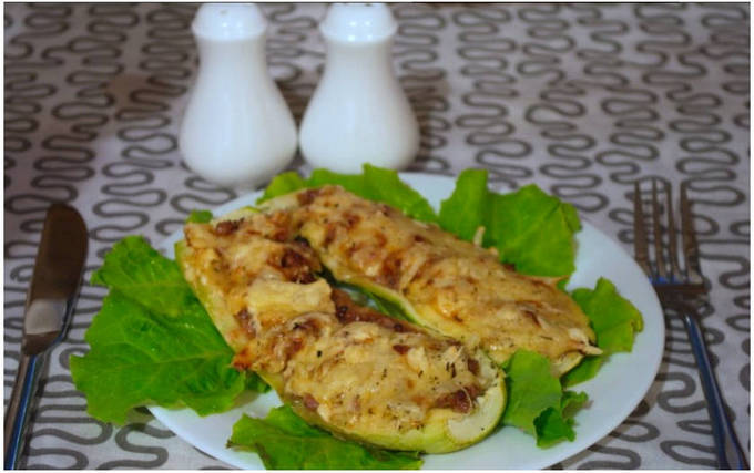 Zucchini med köttfärs och ost i ugnen