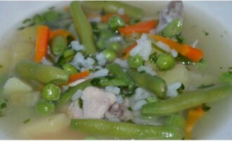 ซุปถั่วเขียวกับไก่พร้อม เทใส่จานพร้อมเสิร์ฟ โรยหน้าด้วยสมุนไพร!