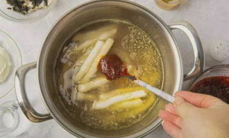 Lägg den bildade teokbokkin och såsen i den kokande buljongen, blanda försiktigt och koka på medelvärme i 10-15 minuter tills teokbokkin blir mjuk och buljongen tjocknar.