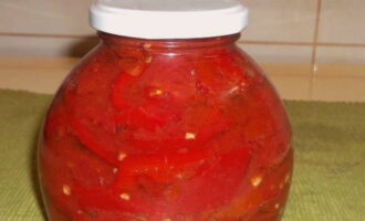 Ang lecho na gawa sa bell peppers, kamatis at bawang ay handa na para sa taglamig. Maaaring maiimbak sa isang malamig na lugar.