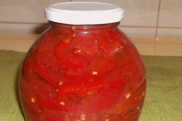 Lecho na gawa sa mga sili, kamatis at bawang para sa taglamig