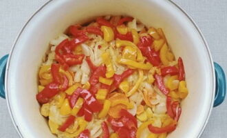 Överför paprikan till pannan med resten av grönsakerna. Salta och peppra efter smak.