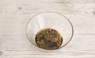 Trong một cái bát, trộn dầu ô liu, giấm rượu, đường, muối, tiêu xay và một chút thì là. Bóc vỏ tép tỏi và dùng dao băm nhuyễn, thêm vào nước xốt và trộn đều lại.