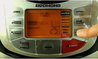 Stäng locket på Redmond multicooker och välj Multicook-programmet från menyn. Ställ in temperaturen på 100 grader och ställ in timern på 25 minuter. 