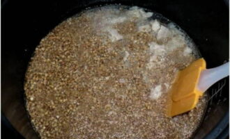 În acest timp, clătiți hrișca în mai multe ape. Puneți cerealele într-un bol și turnați apă.