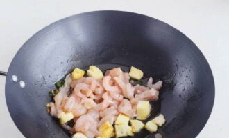 Placera woken på elden och värm upp den. Häll i vegetabilisk olja och fräs vitlök och chilipeppar i 1-2 minuter. Tillsätt sedan tofun och fortsätt steka tills den är gyllenbrun i ytterligare ett par minuter. Tillsätt sedan kycklingen och räkorna, fräs tills köttet är genomstekt i 5-7 minuter. Lägg upp innehållet i woken på en tallrik.