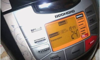 Reduceți temperatura la 100 de grade și gătiți hrișcă cu carne timp de 25 de minute.