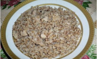 Hrișca cu carne poate fi imediat împărțită în porții și servită caldă. Dacă doriți, stropiți vasul cu coriandru tocat înainte de servire. Poftă bună!