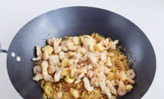 Lägg en blandning av kött, räkor och grönsaker i en stekpanna, rör om och värm igenom.