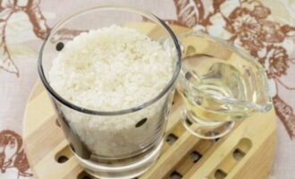 Nấu cơm dẻo trong nồi nấu chậm rất đơn giản. Chúng tôi đang chuẩn bị một gói thực phẩm.