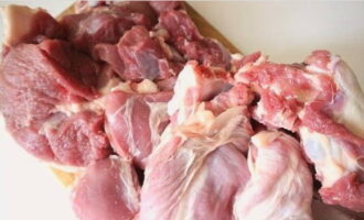 Ang Mastava sa Uzbek ay napakadaling ihanda sa bahay. Gupitin ang karne mula sa mga buto, mag-iwan ng kaunting pulp sa mga buto, at i-chop ang matabang buntot. Ang Mastava sa Uzbek ay napakadaling ihanda sa bahay. Gupitin ang karne mula sa mga buto, mag-iwan ng kaunting pulp sa mga buto, at i-chop ang matabang buntot.